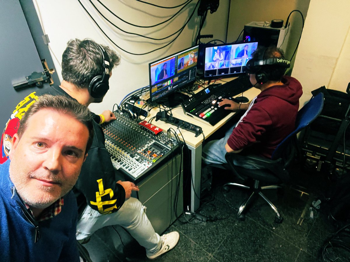 PPSantos_S's tweet image. En la #saladecontrol de @casahermandadtv de @Blogosur TV. 

🟣 Realización 👉 @javieruizandana 
🔵 Sonido 👉 @morrondo7 

#CasaHermandad50 #TDSCofrade