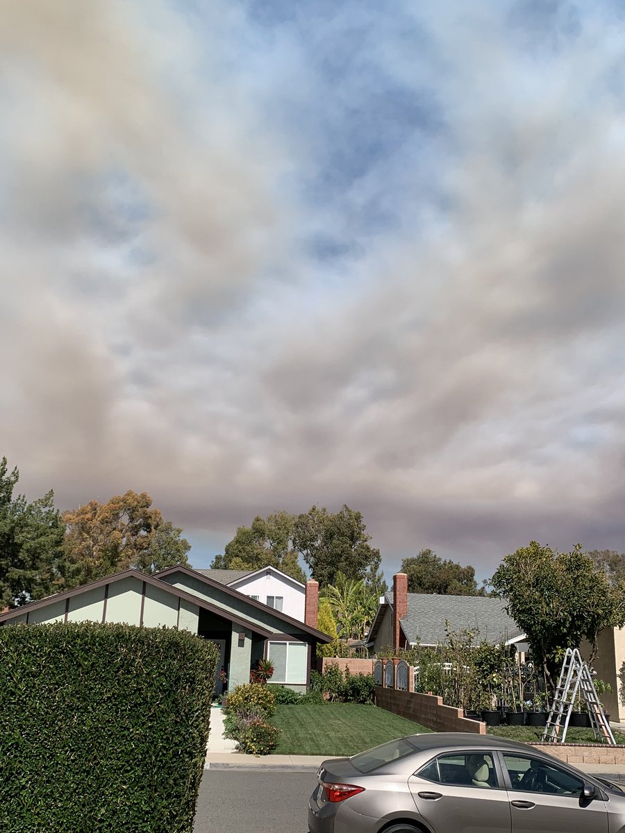 Malnpug's tweet image. Got a fire in the foothills. Luckily not much wind today. I hope it can be put out quickly. 🙏🏻  #wildfires #socalwildfire