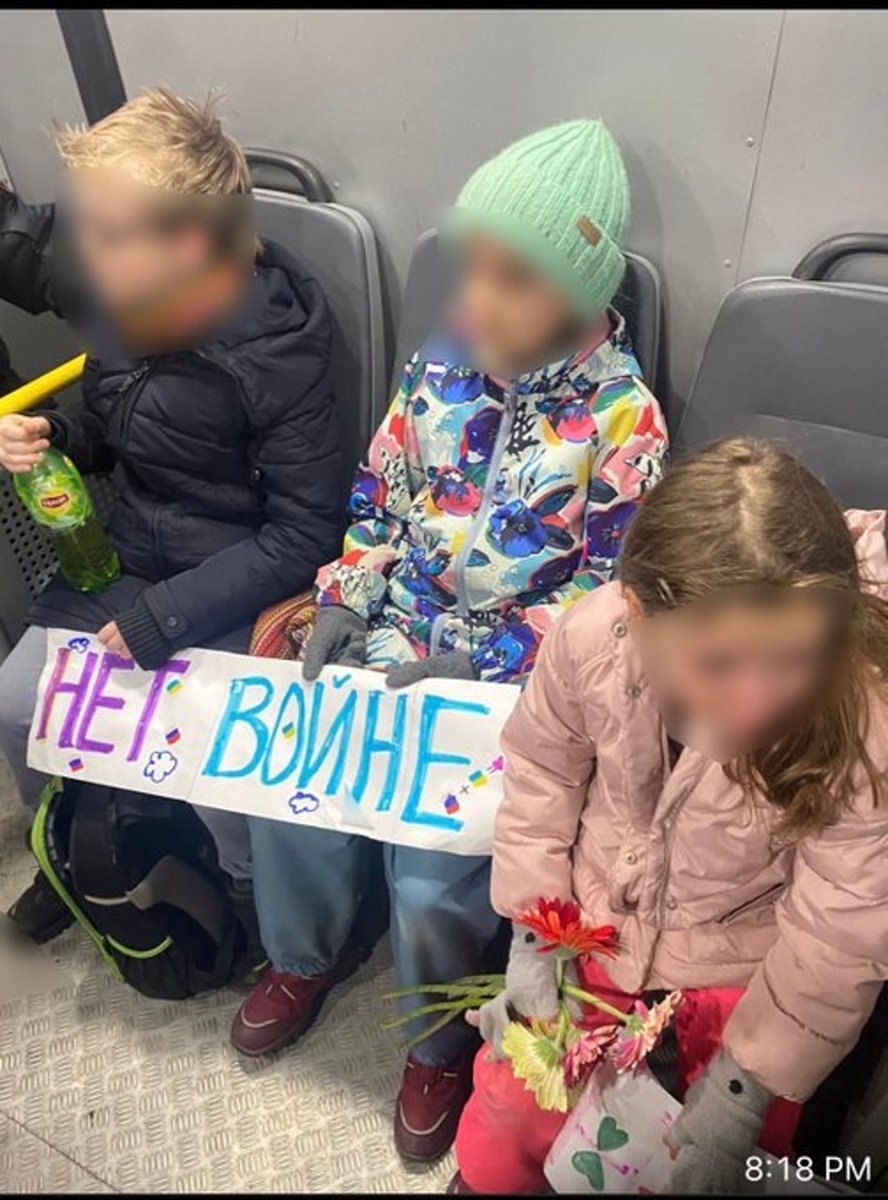 metinyoksu's tweet photo. Rusya'da savaş karşıtları gözaltına alınmaya devam ederken Ukrayna Elçiliği önüne çiçek koyan ilkokul öğrencileri(bu cümleyi kurduğuma inanamıyorum!) gözaltına alındı! https://t.co/4SrnQlxYRy