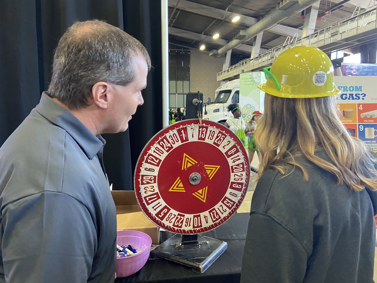 8th-grade Oklahoma students learned about Williams during a @JAOklahoma Inspire expo in Tulsa. They played a game to learn about products made from natural gas, and learned how we use drones and virtual reality. #jainspiretulsa #jainspire