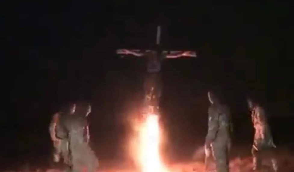 LiberalnaK's tweet photo. Žrtva kažeš...
Ukrajina je onolika žrtva kolika je bio Ted Bandi kada je pogubljen električnom stolicom.
Slika iz 2015. prikazuje ukrajinske "junake" kako na krstu spaljuju jednog Rusa.
#UkraineRussiaWar #PrayForUkraine #PutinHitler #StopPutin #fucputin 
🙏🙏🙏🇺🇦🇺🇦 https://t.co/KnRK6bNaPh