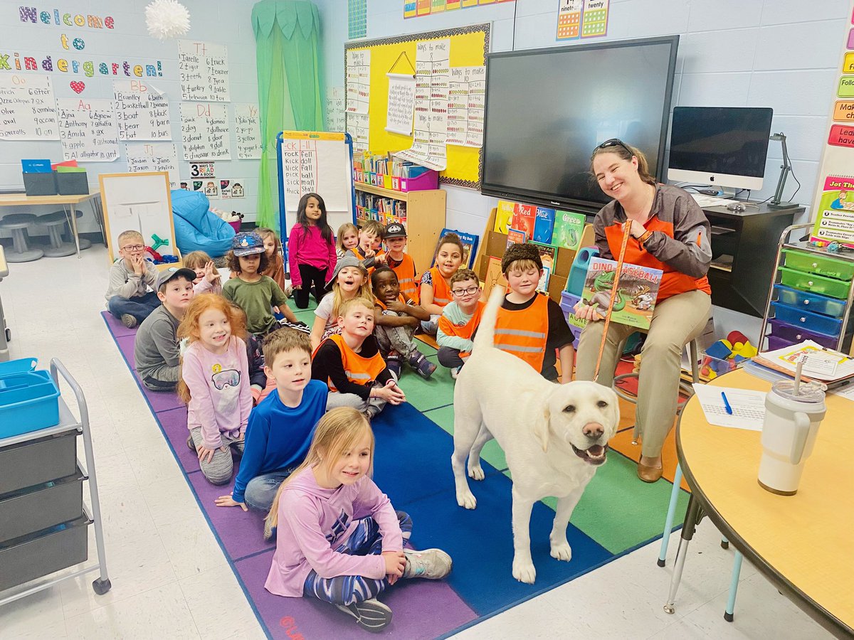 RockfieldE's tweet photo. Turbo from the Bowling Green Hot Rods visited Mrs. Agnew’s class today. He and his helper read a book about baseball! https://t.co/OLcouCC8gO