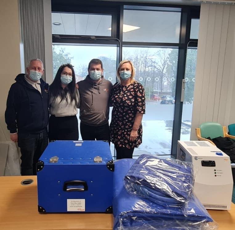 _4Louis's tweet photo. Today we were thrilled to support Gav & Amber who donated a cuddle blanket to Rachael at A&E at Rotherham General Hospital in memory of their son Travis. Well done to you both and thank you for supporting 4Louis. #NHS #4louis #AandE #giftoftime #flexmort #teamcuddle #rotherham https://t.co/91FnAbzFyP