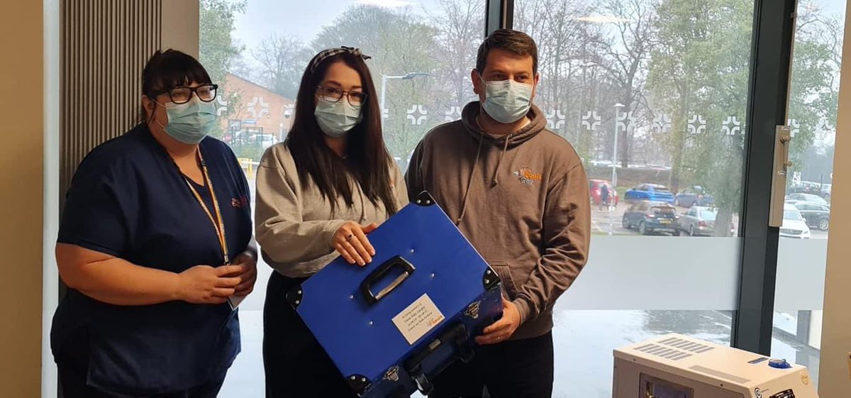 _4Louis's tweet photo. Today we were thrilled to support Gav & Amber who donated a cuddle blanket to Rachael at A&E at Rotherham General Hospital in memory of their son Travis. Well done to you both and thank you for supporting 4Louis. #NHS #4louis #AandE #giftoftime #flexmort #teamcuddle #rotherham https://t.co/91FnAbzFyP