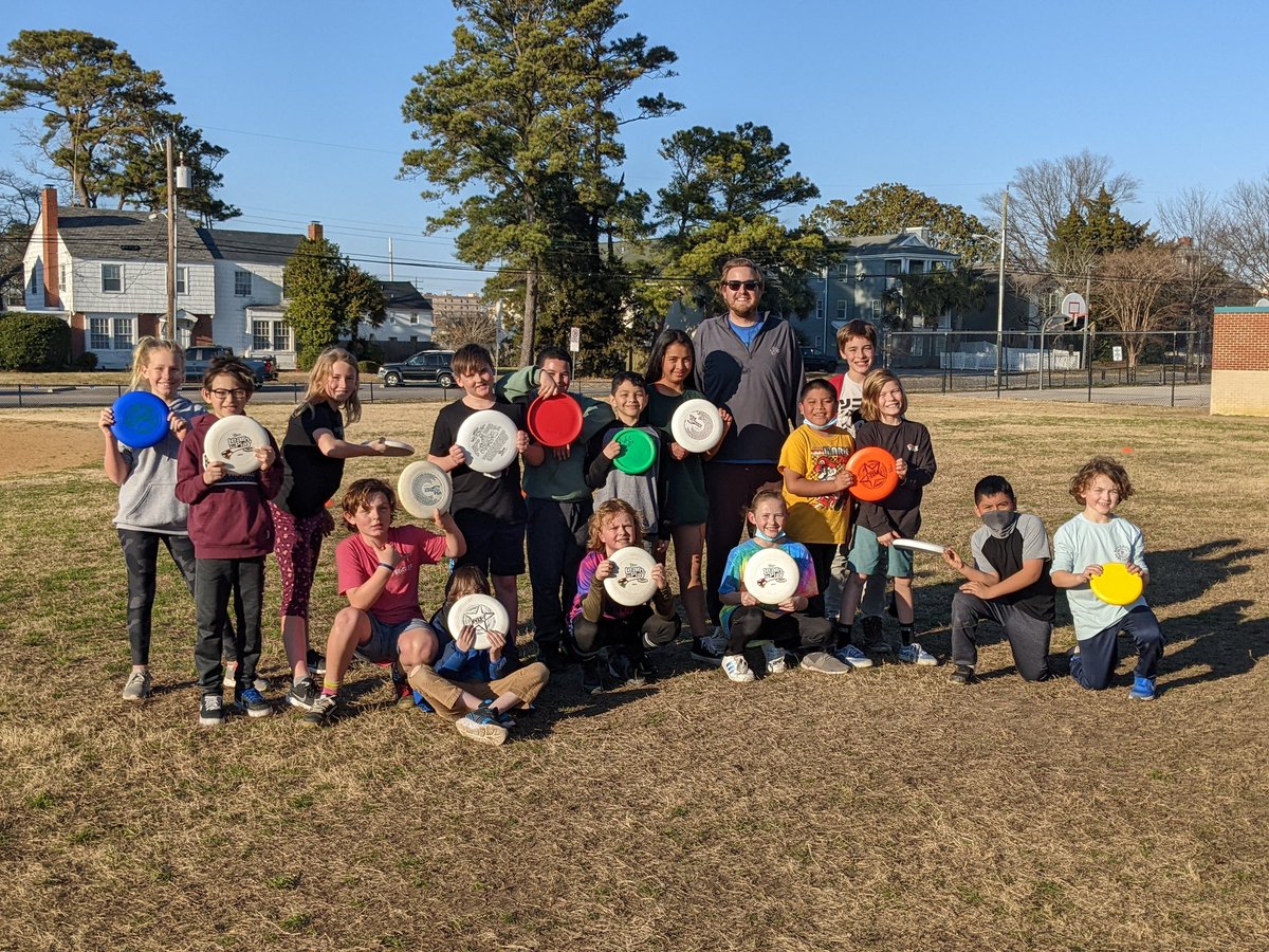 BernsTeacher's tweet photo. Cooke Ultimate is back at it after a 2 year hiatus! These kids were awesome. Lots of spectacular catches and tosses. Looking forward to a great spring. 

@WTCookeSchool @CongerCasey @USAUltimate https://t.co/gN1Lefh49B
