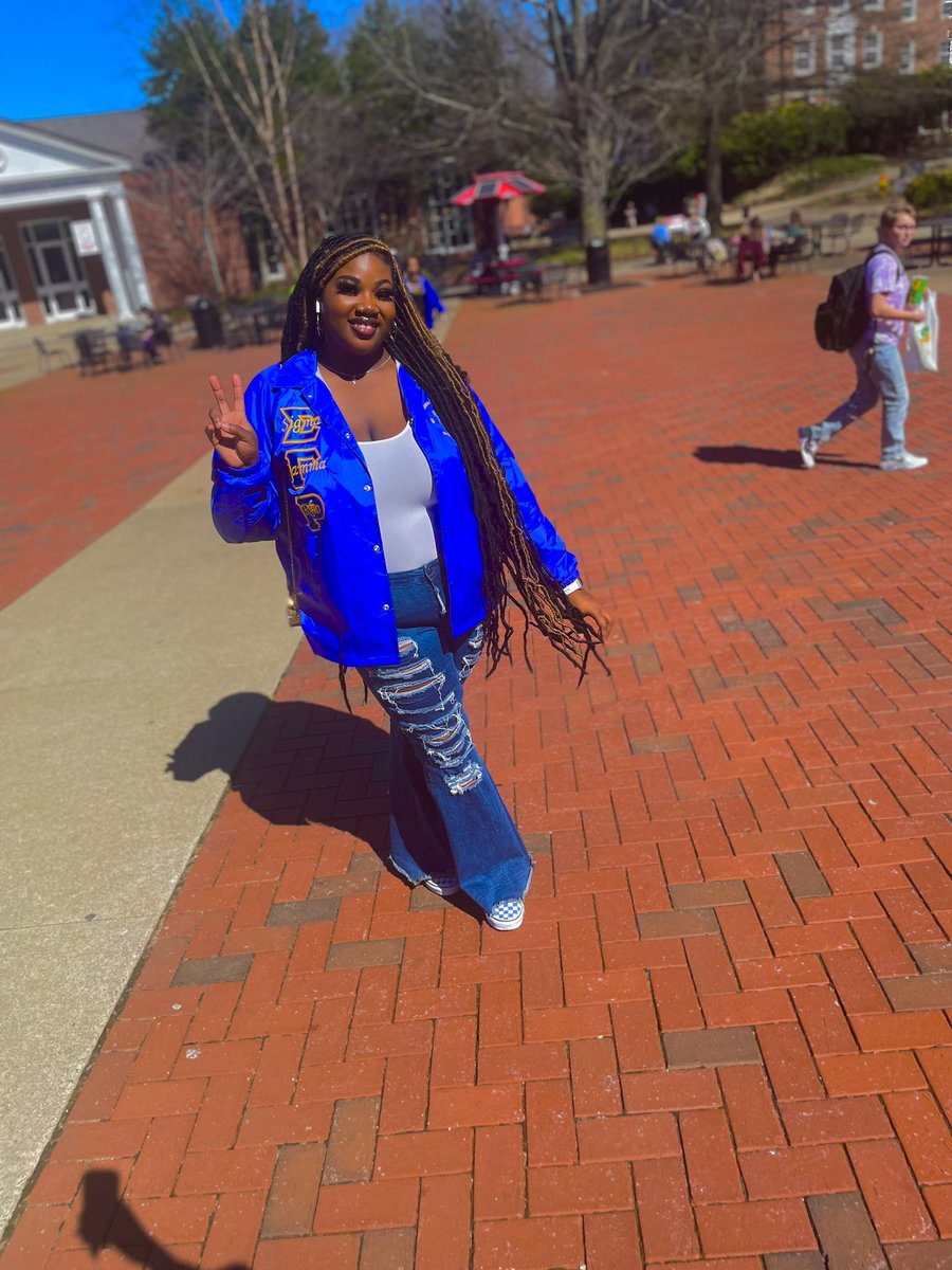 ZarriiP's tweet photo. A rhoyal beauty!🐩💙💛 #beauty #sgrho #prettypoodle #sigmaland https://t.co/L3CM7Jisv5
