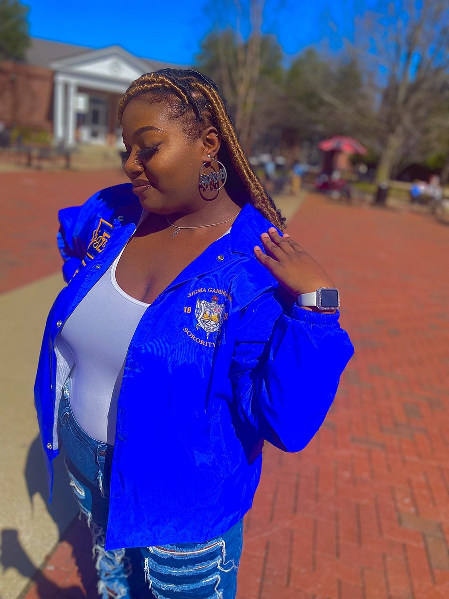 ZarriiP's tweet photo. A rhoyal beauty!🐩💙💛 #beauty #sgrho #prettypoodle #sigmaland https://t.co/L3CM7Jisv5