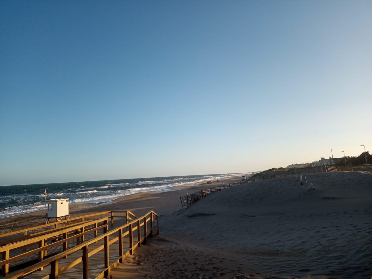 hcarq's tweet photo. Marzo 2. Cae la tarde en #Pinamar #UfoPoint https://t.co/6hYCvkyOUQ