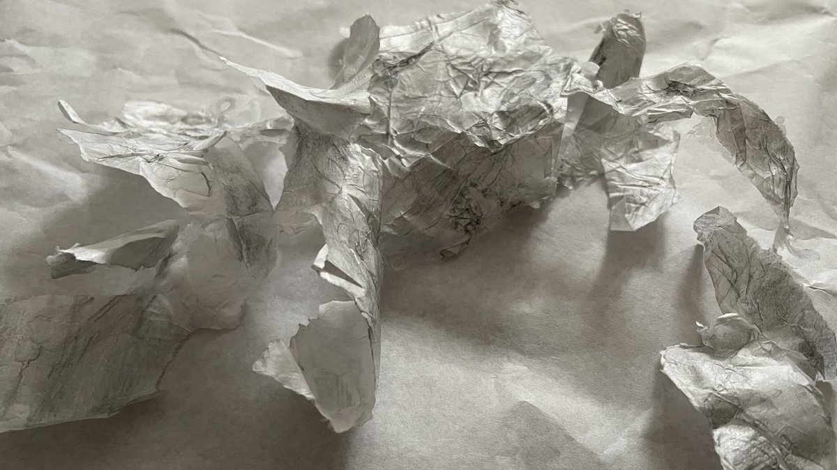 Ruth_HBroadbent's tweet photo. 3D fragmented drawing of my hand. Peeled off like a layer of skin, thoughts of shedding, renewal, growth #drawing #ExperimentalDrawing #PencilOnPaper #Photography#WalkDraw #DrawingSculpture #WIP #drawingprojects @DrawingProjects https://t.co/jNbrwgbw7G