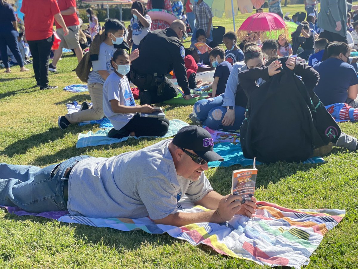 kbateman99's tweet photo. Students, teachers &amp; families celebrated Read Across America with Read by the “Pool” Day! #vvreads22 @VictorianoElem2 @ValVerdeUSD https://t.co/WieDAO8WlJ