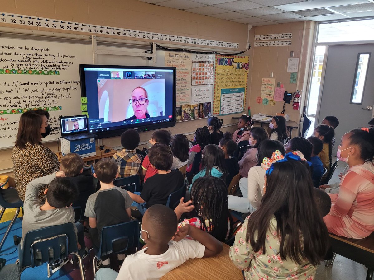 c10burggy's tweet photo. Check out #HoustonReadsDay at school today! Part 2 @DunnES_AISD @TCarinP @Dunn_LMC https://t.co/rVHK2e294o