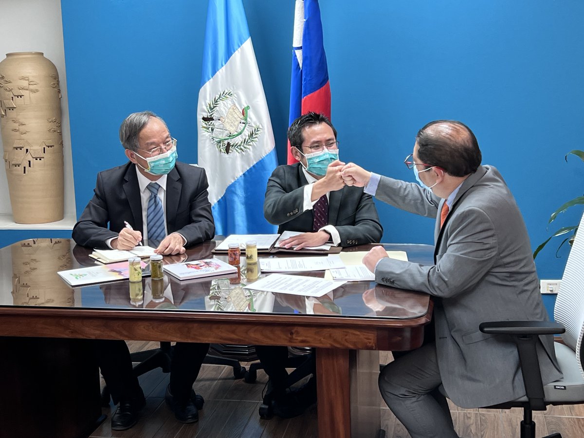 Tuvimos una reunión con el <a href="/VICEMIPYME/">VICEMIPYME</a> Sigfrido LEE, con el objetivo de resolver las dificultades de nuestra cooperación y para evaluar los avances de las nuevas iniciativas con la política ABCD, para una mejor planificación de proyectos que sean beneficiosos para la población.