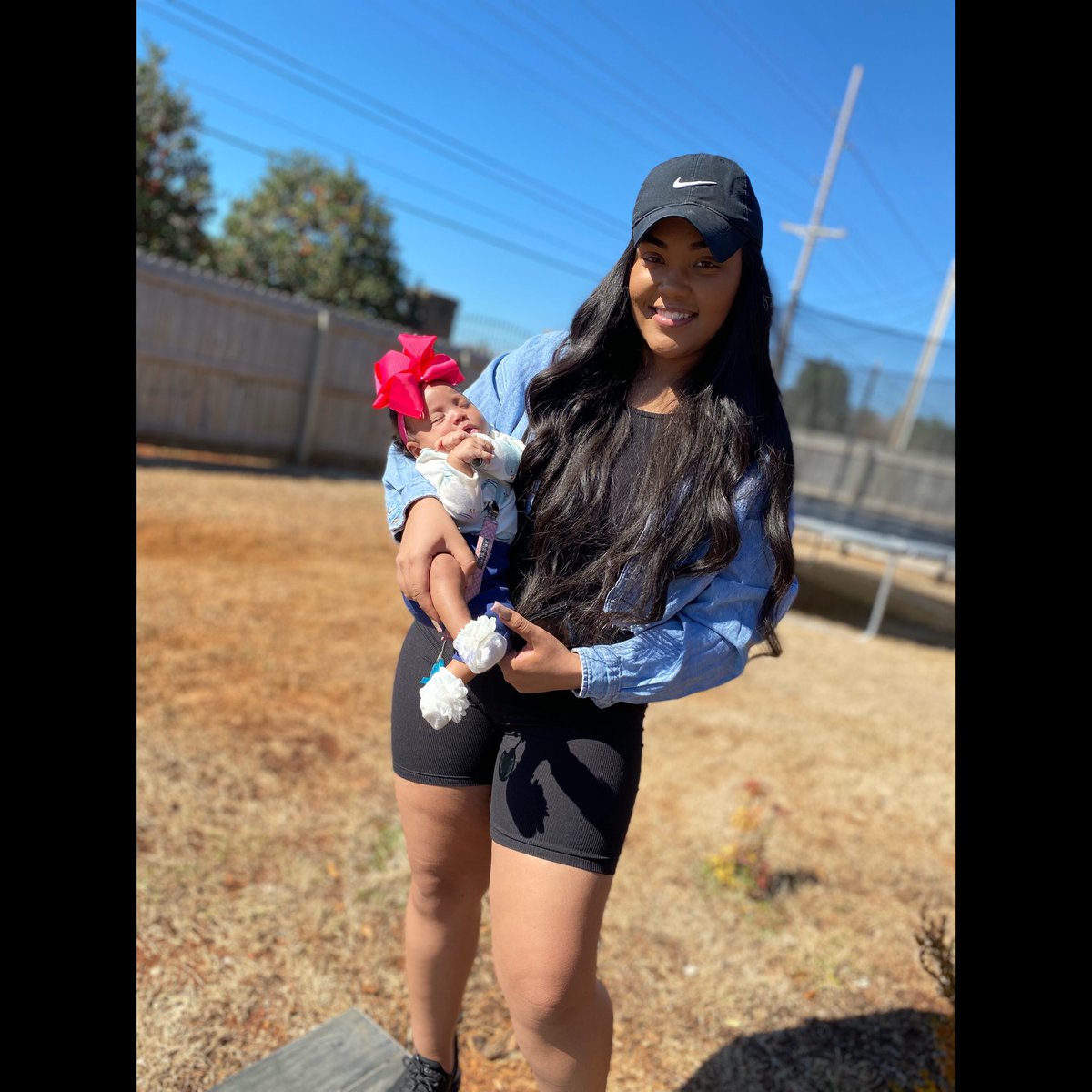 ElizabethSamone's tweet photo. *this her &amp; her baby pic* https://t.co/nqhmZogzM0