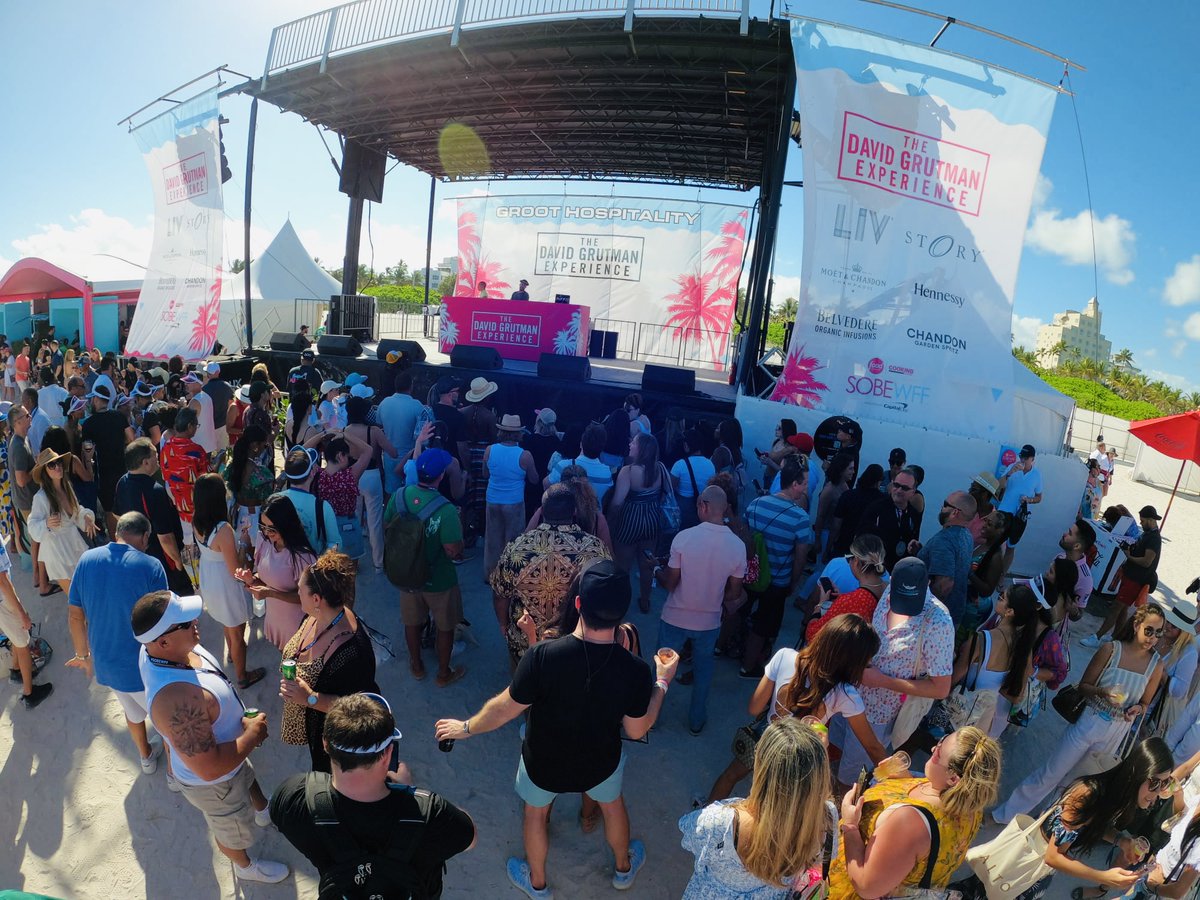 southbeachchefs's tweet photo. Food Network🥘Cooking Channel🦞#chefs 🍴 culinary personalities 🔥LIVE for 2 action-packed days of food &amp; fun for #foodies😍#GoyaFoods #SOBEWFF🥰Images: @GoProGirlMiami 🏃‍♀️ #GoyaTent💃#SouthBeach😎#MiamiBeach🌴#DavidGrutmanExperience🍻 https://t.co/9of38aMlZw