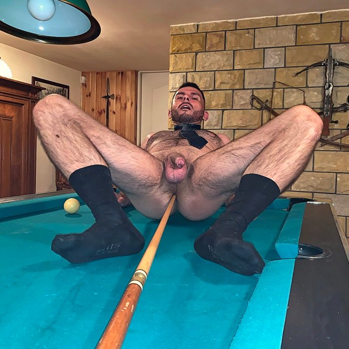 poolplayer in black socks on the table
#西装男 #西装 #直男调教 #trajeado #trajeados #tie #formalsocks  #bottom