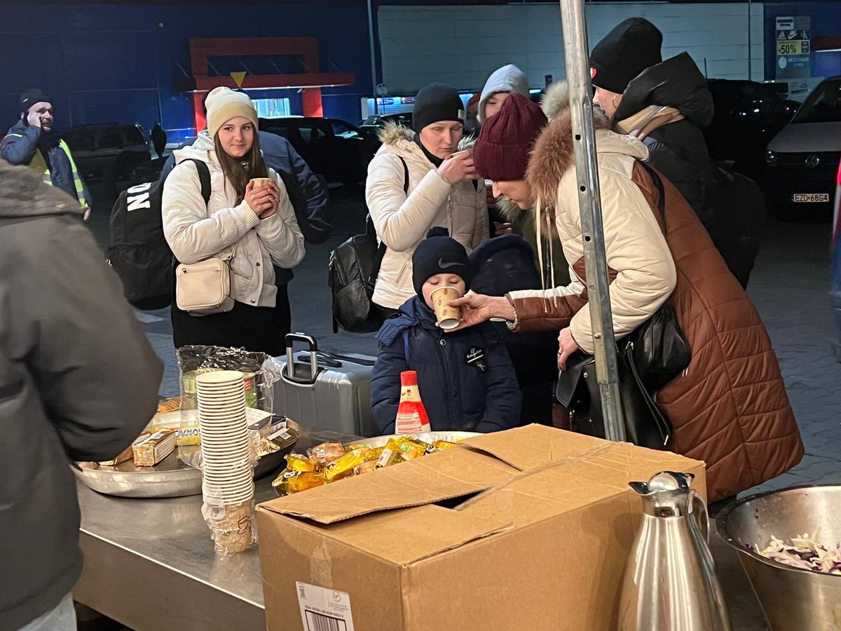 Khalsa_Aid's tweet photo. Ukraine-Poland Border 

Our 24hour hot meals &amp; drinks stall on the border continues to serve those escaping war in #Ukraine 

#UkraineRussiaWar #KhalsaAid https://t.co/mREDnoA5z8