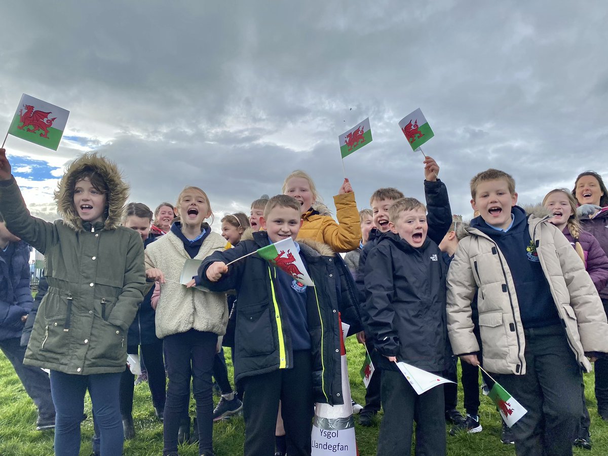 WEL - am fore llawn dop o ddathlu, canu, a dawnsio! 🎶✨

Mae un peth yn sicir – wnaiff ‘chydig o law ddim ein rhwystro rhag dathlu Dewi Sant am yr ail ddiwrnod!!! 🌼

DIOLCH BIWMARES! 🏴󠁧󠁢󠁷󠁬󠁳󠁿❤️ #DyddGŵylDewi