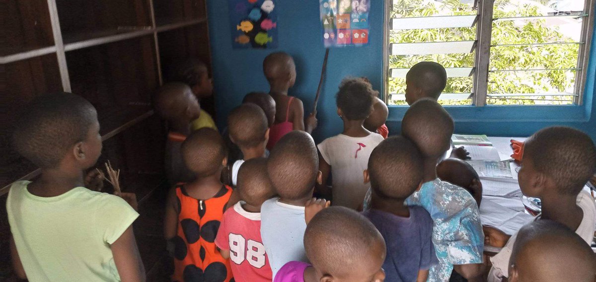 AyaFubaraEneli's tweet photo. Day 3: The word is spreading and more children are showing up every day. Today, we had to put some of them in an overflow room. They are devouring the books. Beautiful to behold. #opobolibraryinitiative #emmajohnsondirigowari https://t.co/5aKpSsfVN8