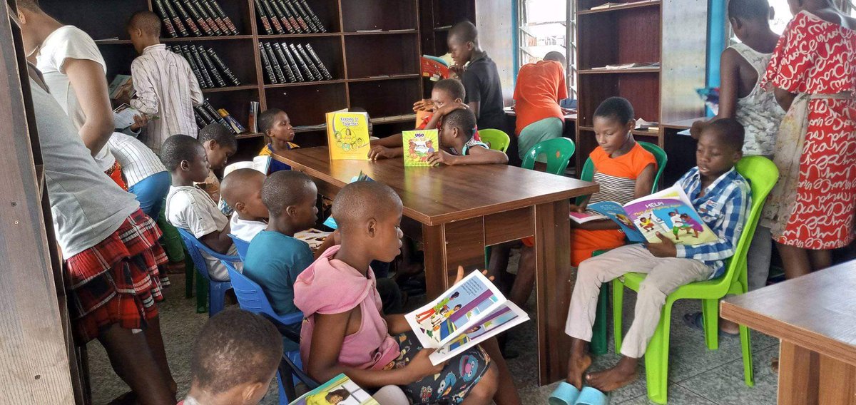 AyaFubaraEneli's tweet photo. Day 3: The word is spreading and more children are showing up every day. Today, we had to put some of them in an overflow room. They are devouring the books. Beautiful to behold. #opobolibraryinitiative #emmajohnsondirigowari https://t.co/5aKpSsfVN8