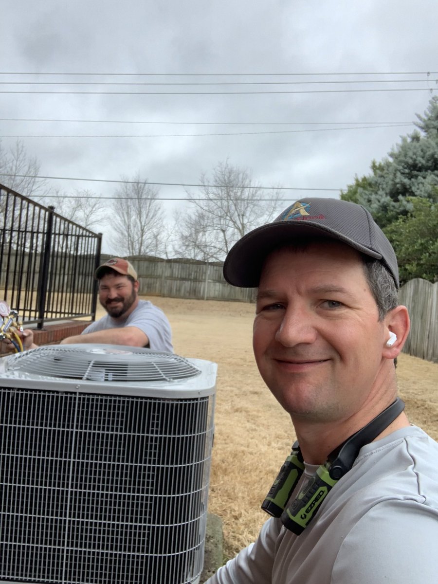 AirOutlookInc's tweet photo. Finishing up another install of a Heil split heat pump #hvacinstall #hvactechs #hvacowner #hvacheil #airoutlookinc https://t.co/54FbDiFIqW