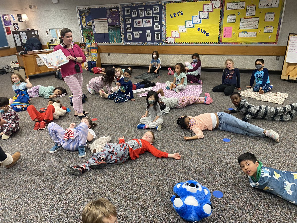 GunstonElem's tweet photo. Drop Everything and Read?! Of course our Eagles knocked it out of the park! #ReadAcrossAmerica @FCPSR3 @jagminski https://t.co/NRY2ornOzm