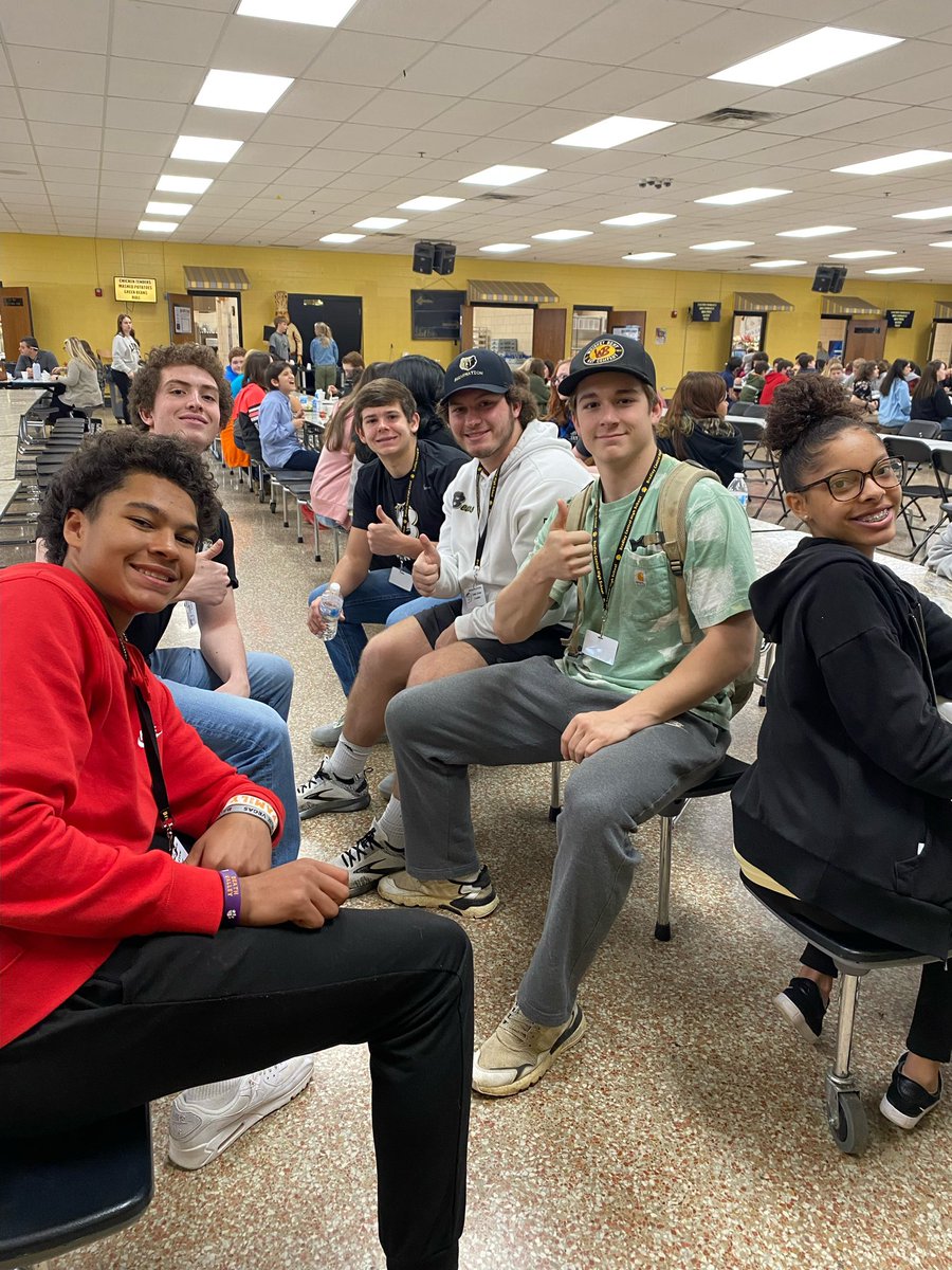 BradleyCentral's tweet photo. TODAY, we hosted 375 of our future Bears! 🐻 Campus tours, CTE visits, Lunch, Q&amp;A, Meet &amp; Greet with Teachers, and planning for the FUTURE! Thanks to @lfmsbruins for sharing your kids and Ms. Waddell, and our AMAZING Link Crew for orchestrating the day! The FUTURE is BRIGHT! 😎 https://t.co/iUoJPs3sRC