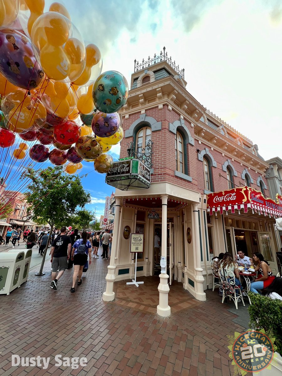 Most people would just walk right on by never knowing. But the famous red/white bulb at #Disneyland’s Refreshment Corner has been replaced with a simple solid red bulb, so there are now two red in a row. Who cares? Perfectionists do.