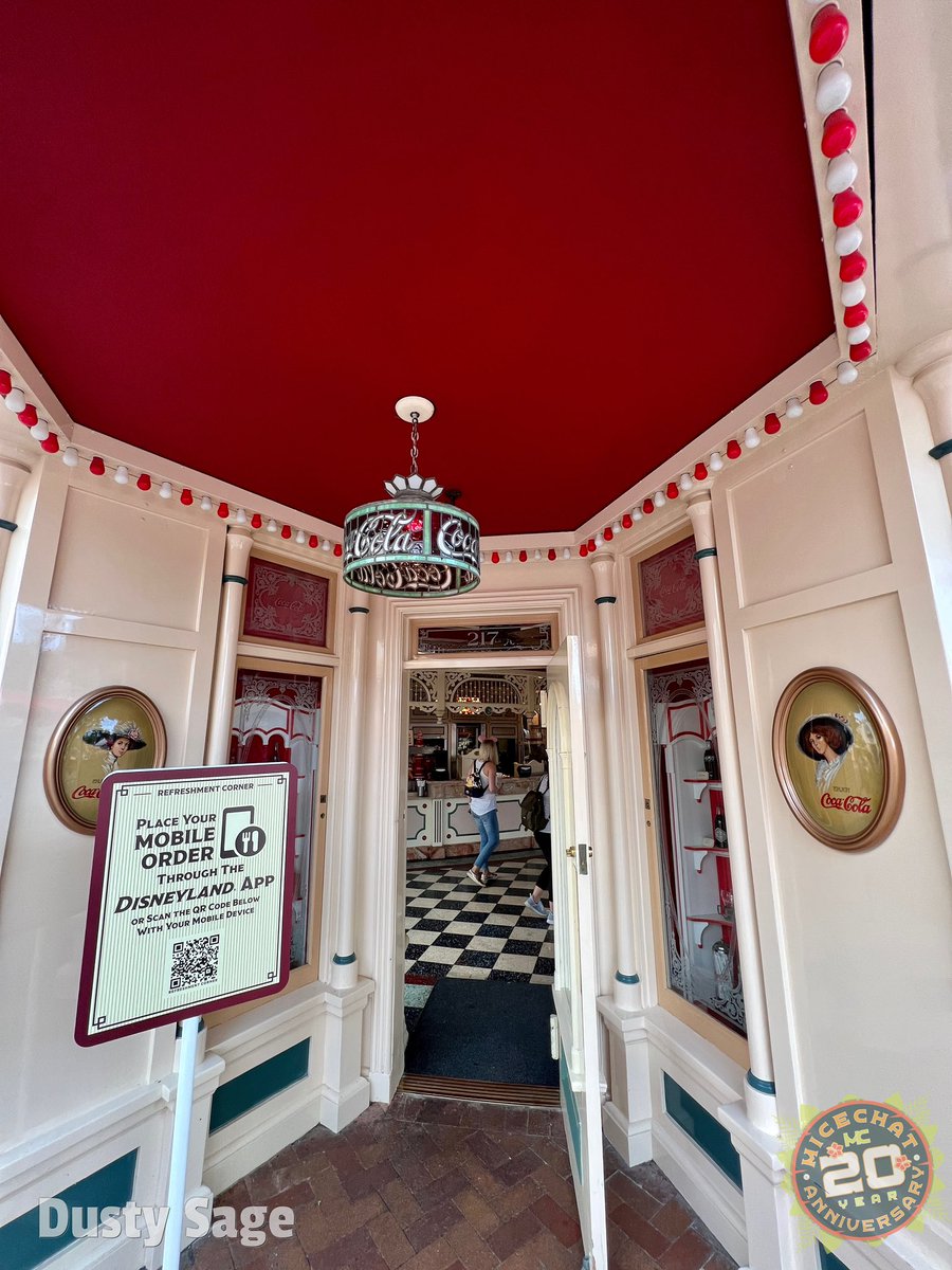 MiceChat's tweet photo. Most people would just walk right on by never knowing. But the famous red/white bulb at #Disneyland’s Refreshment Corner has been replaced with a simple solid red bulb, so there are now two red in a row. Who cares? Perfectionists do. https://t.co/O6N72t50pM