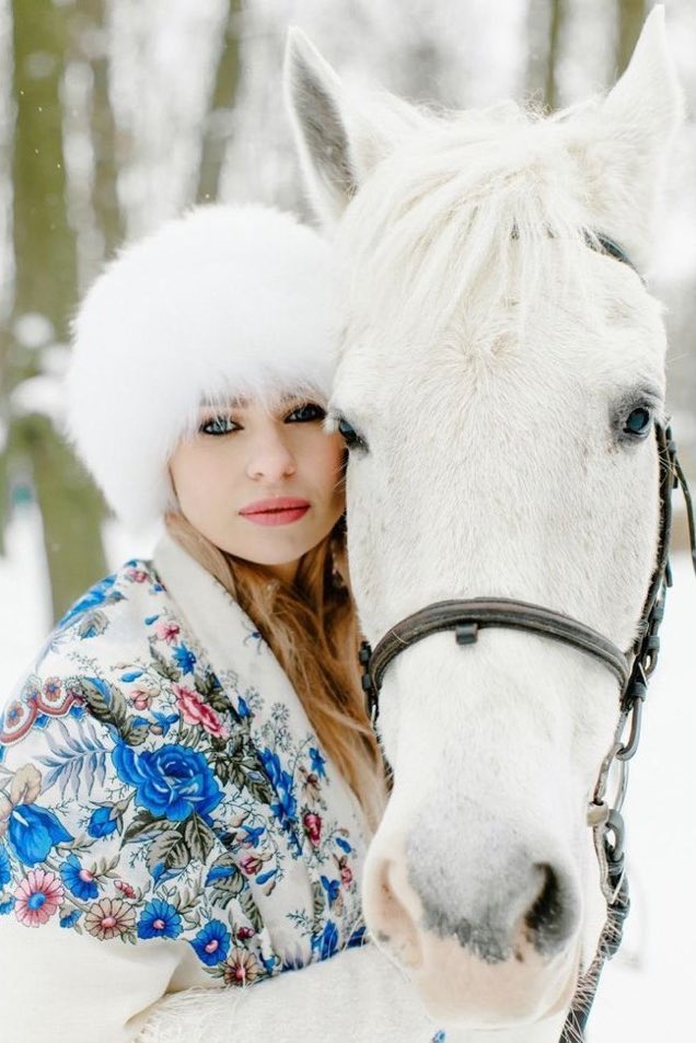 Русская девушка с лошадью. Зимняя фотосессия. Зимняя фотосессия с лошадью. Фотосессия с лошадьми. Зимнвч фотосессия с лошадью.