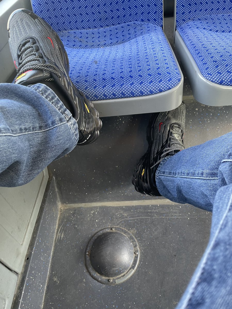sneakerboy18261's tweet photo. Knie zu mein Füße leck sauber und massier🔥👟💶 https://t.co/RGyQsU4Wmu