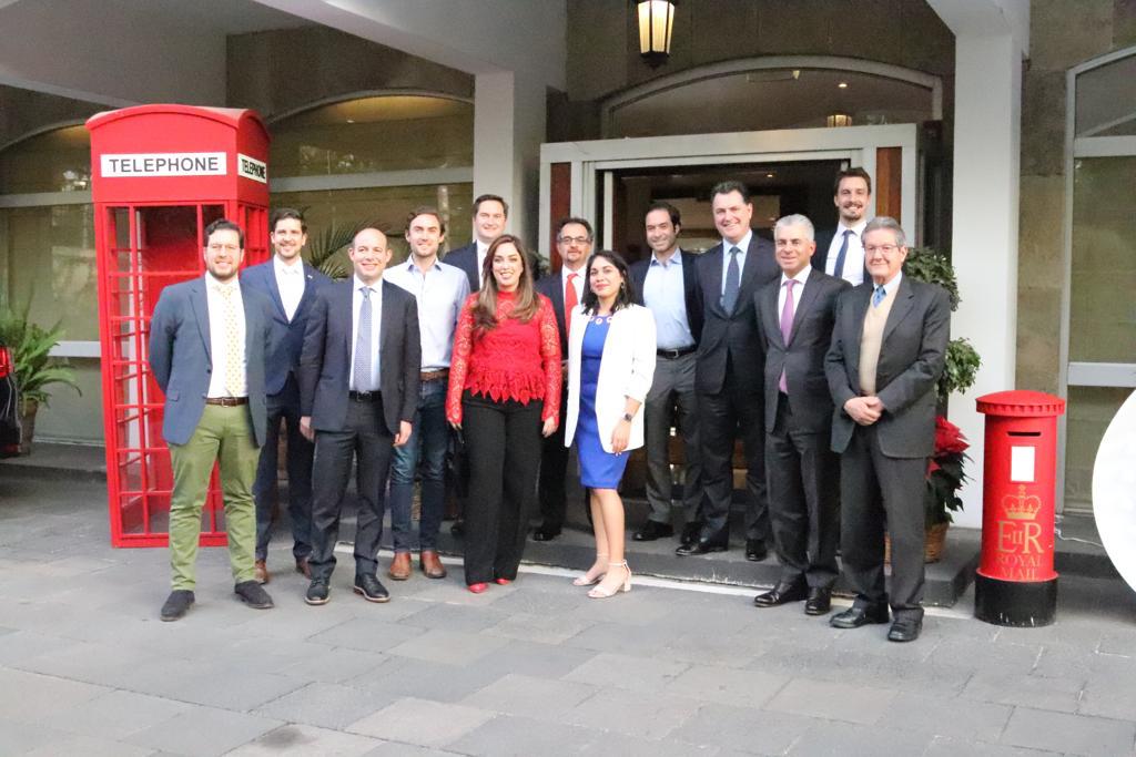 AMEXCAP's tweet photo. Nos reunimos con los representantes de la embajada de Gran Bretaña  para hablar sobre la importancia de la inversión de ese país en #México. En la reunión participaron @MauricioBasila, @rlangenauer, @ecortinam, Mauricio Del Moral y Jonathan Davis https://t.co/toMwTA9qBY