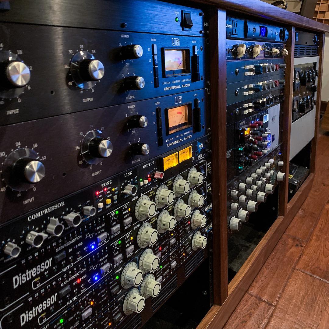 UAudio's tweet photo. Stacked 📚 Which compressor do you reach for on your drum buss?
📸 @highlandrecording
#UniversalAudio #1176 #Distressor #api2500 @EmpiricalLabs #MusicProduction #StudioGear #RackmountGear #GearPorn https://t.co/lXfPDhhrzS