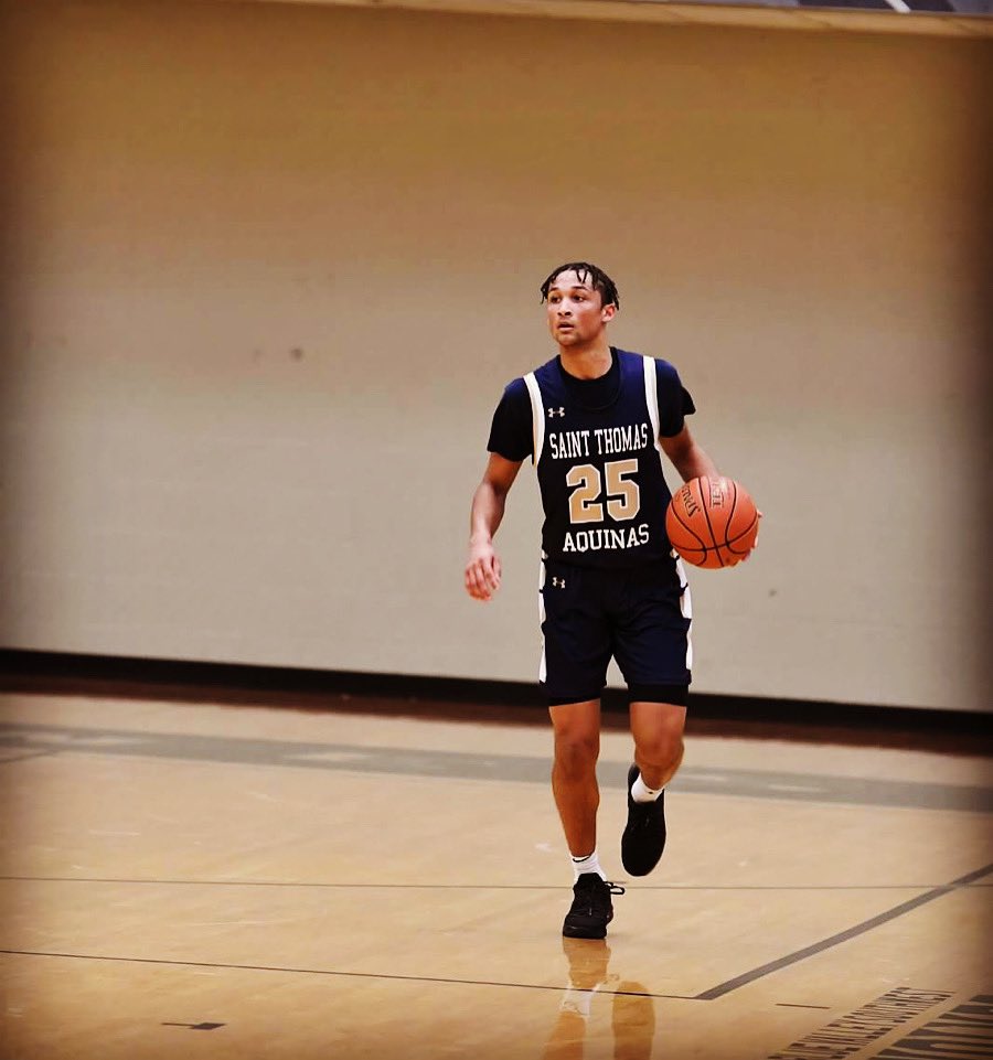 WillGavin13's tweet photo. https://t.co/s0QgyOoePg 
⬆️⬆️⬆️ 6’1 165 LBS
Finished my high school career a 3 year starter in basketball and football at St. Thomas Aquinas. I Appreciate everything @stasaints_BBB ❤️ https://t.co/slm0YWUQnm