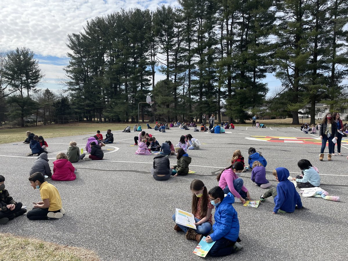 hcpss_sjles's tweet image. A great Read Across America Day at The Lane! Thanks to @mjmsuper, @HoCoGovExec, our Area 3 leaders, Harry Spotter &amp;amp; our outstanding students &amp;amp; staff for celebrating reading &amp;amp; our SJLES learning community! #JaguarPride #ReadAcrossAmericaDay