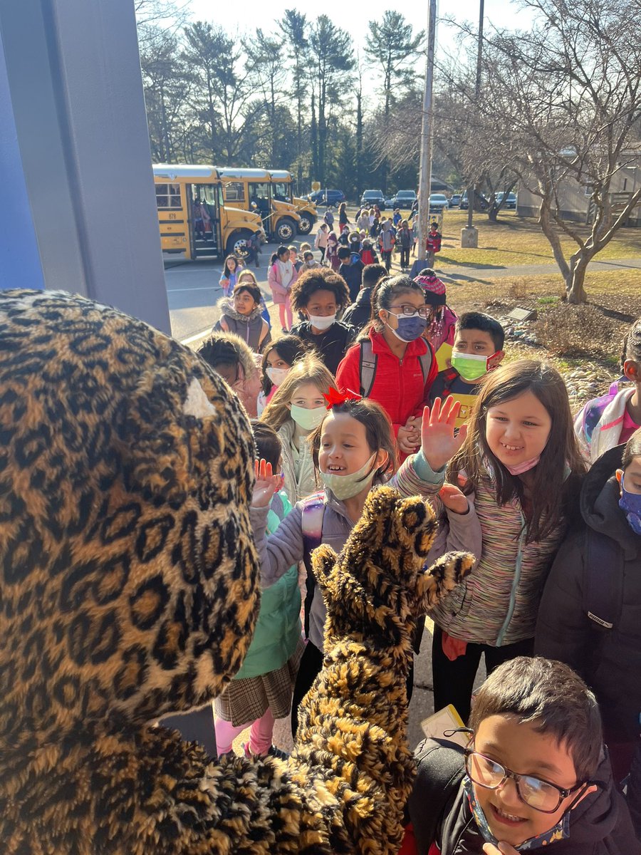 hcpss_sjles's tweet image. A great Read Across America Day at The Lane! Thanks to @mjmsuper, @HoCoGovExec, our Area 3 leaders, Harry Spotter &amp;amp; our outstanding students &amp;amp; staff for celebrating reading &amp;amp; our SJLES learning community! #JaguarPride #ReadAcrossAmericaDay