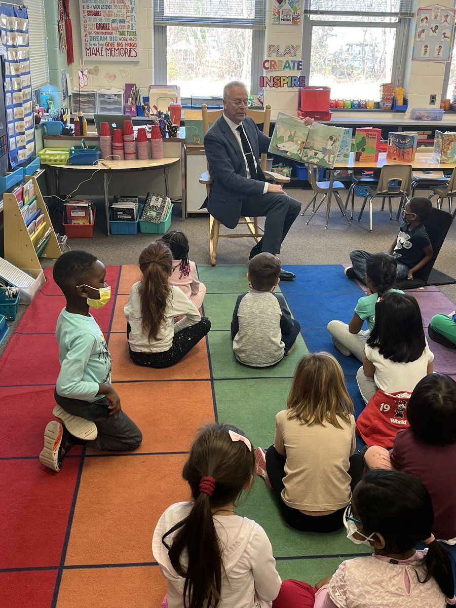 hcpss_sjles's tweet image. A great Read Across America Day at The Lane! Thanks to @mjmsuper, @HoCoGovExec, our Area 3 leaders, Harry Spotter &amp;amp; our outstanding students &amp;amp; staff for celebrating reading &amp;amp; our SJLES learning community! #JaguarPride #ReadAcrossAmericaDay