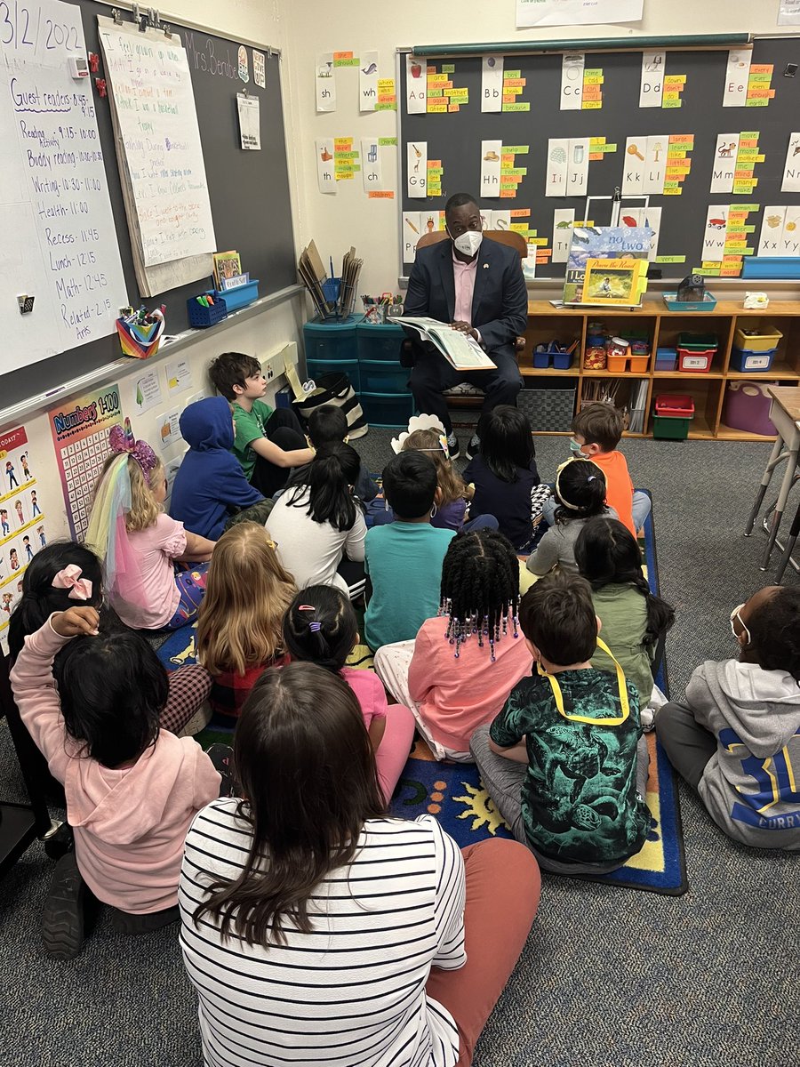 hcpss_sjles's tweet image. A great Read Across America Day at The Lane! Thanks to @mjmsuper, @HoCoGovExec, our Area 3 leaders, Harry Spotter &amp;amp; our outstanding students &amp;amp; staff for celebrating reading &amp;amp; our SJLES learning community! #JaguarPride #ReadAcrossAmericaDay