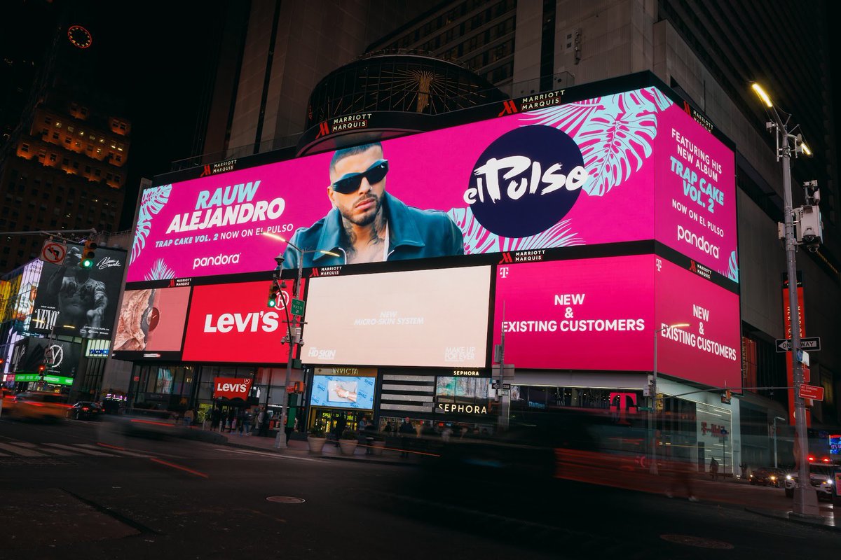 SonyMusicLatin's tweet photo. ¡Escucha #TrapCakeVol2, lo nuevo de @RauwAlejandro, en #ElPulsoDePandora! 🎶🌟 @Pandoramusic https://t.co/baucuZ8474 https://t.co/qeFcQalSCl