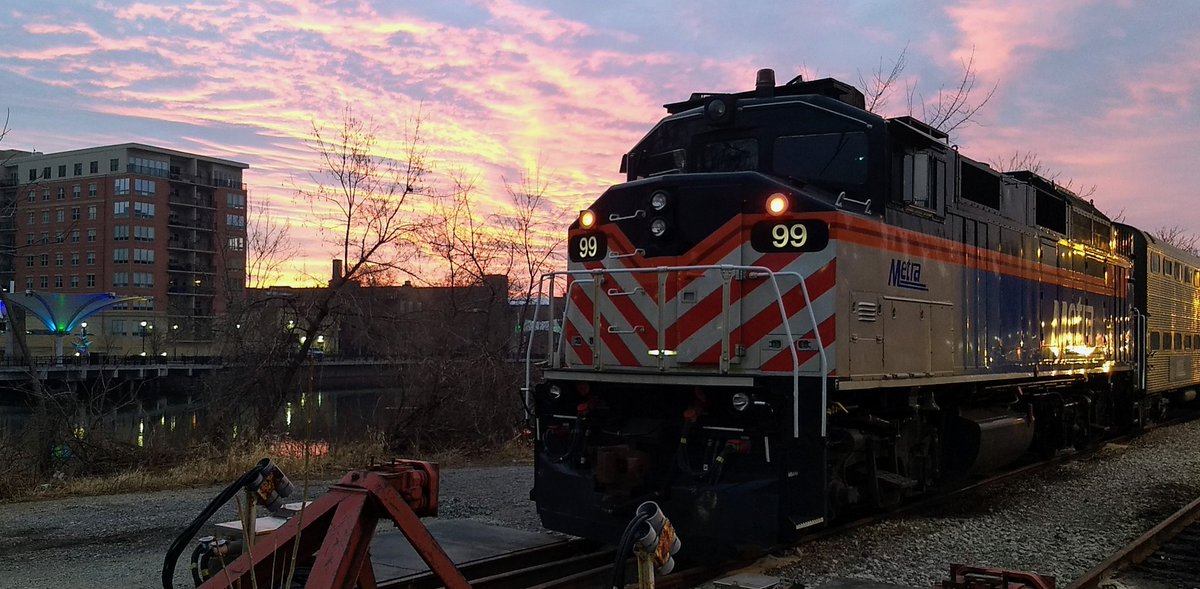 Bob_Gusto's tweet photo. Starting another day... "by dawn's early light." #commuterlife @Metra https://t.co/urSduKcewC
