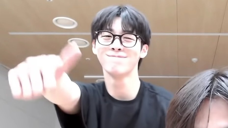 ALLF0RLEO's tweet photo. Woochan used to smile with his mouth closed because he's shy and he thinks he looks ug1y cuz of his braces but now that he got his braces removed, he can now freely smile with his teeth out😭😭 https://t.co/ergcZ8aZi4