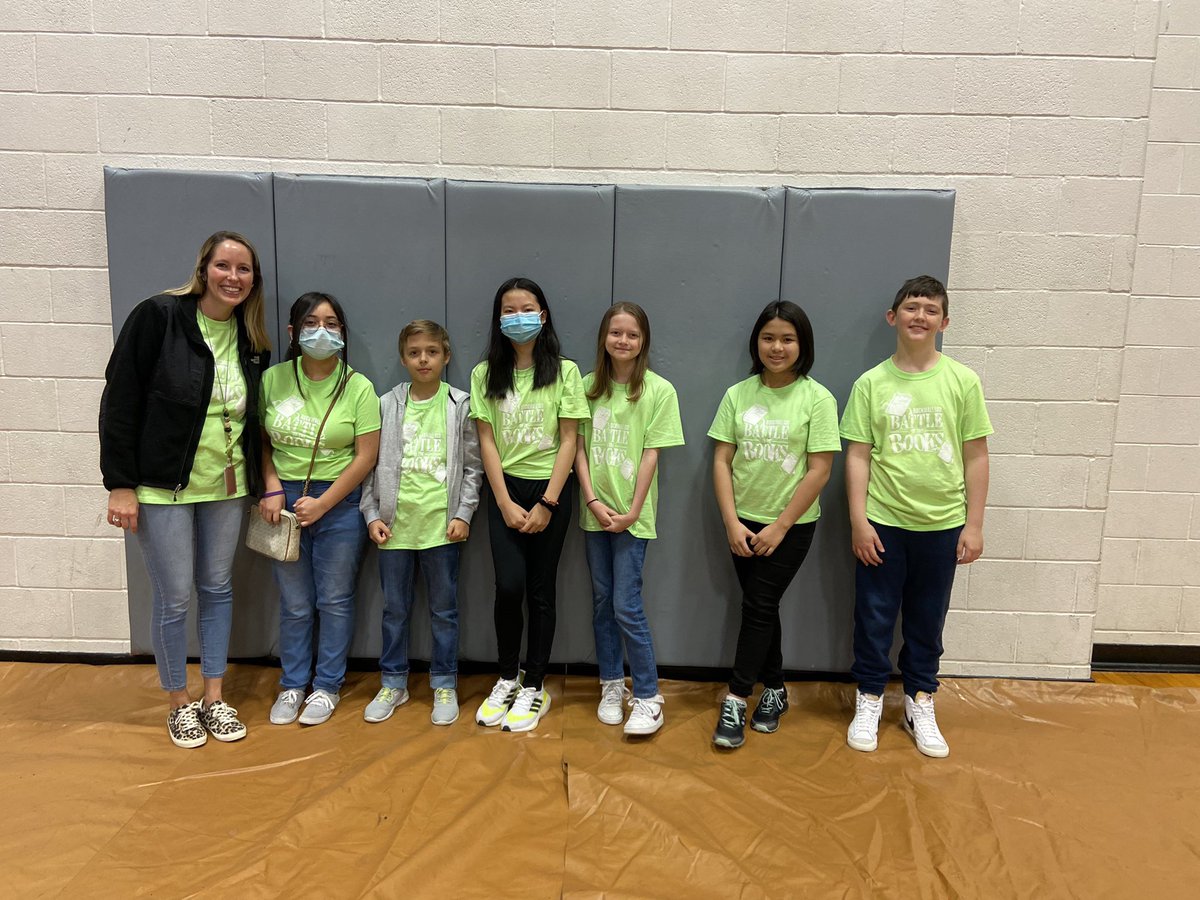 jess_applegate's tweet photo. Battle of the Books was a success for @GarciaGators I am one very proud librarian!! 💚 https://t.co/ScxkaCecKD