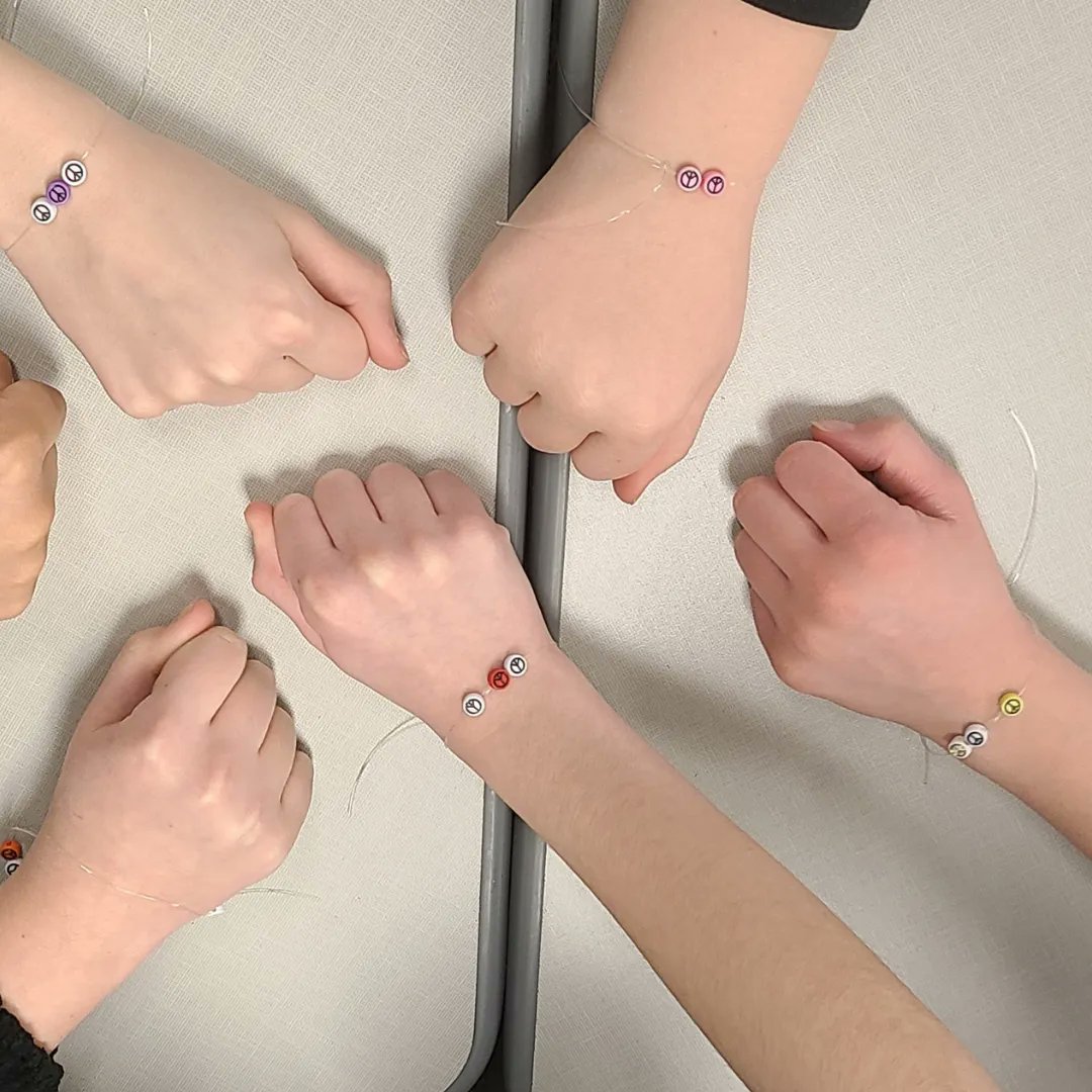 ETCSD's tweet photo. As part of Read Across America Week, Prairie View students in Mr. Murphy's class created bracelets to go along with the story "The Cool Bean". π π
#ETlearningignitED #RCAWeek #EastTroyReads https://t.co/6eOxrXTgKV