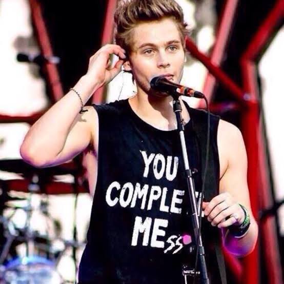 MGCATTHEDlSCO's tweet photo. Is anyone else flooded with memories of this shirt luke was once obsessed with or am I just old #COMPLETEMESS #5SecondsOfSummer https://t.co/oeAGogXi5b