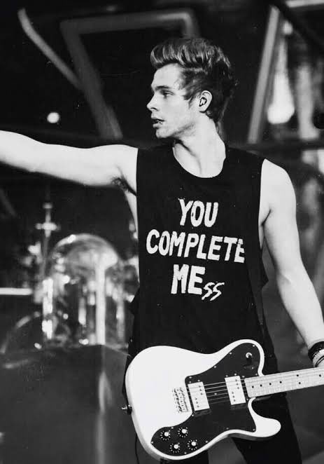 MGCATTHEDlSCO's tweet photo. Is anyone else flooded with memories of this shirt luke was once obsessed with or am I just old #COMPLETEMESS #5SecondsOfSummer https://t.co/oeAGogXi5b