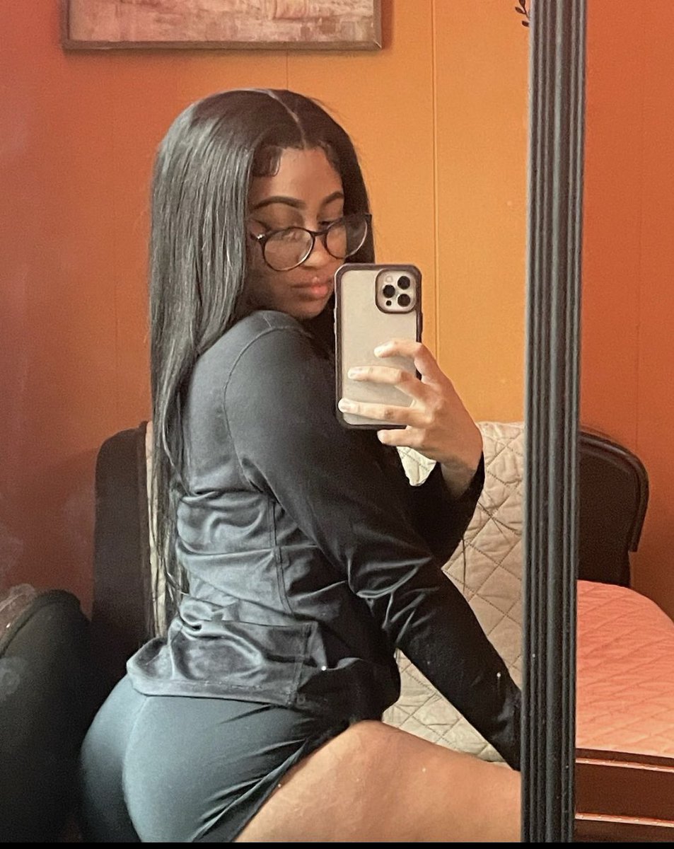 TheyluvDangie's tweet photo. Who wanna eat me out tonight I been bored 😩DM ME https://t.co/Nu3X1XSqIm