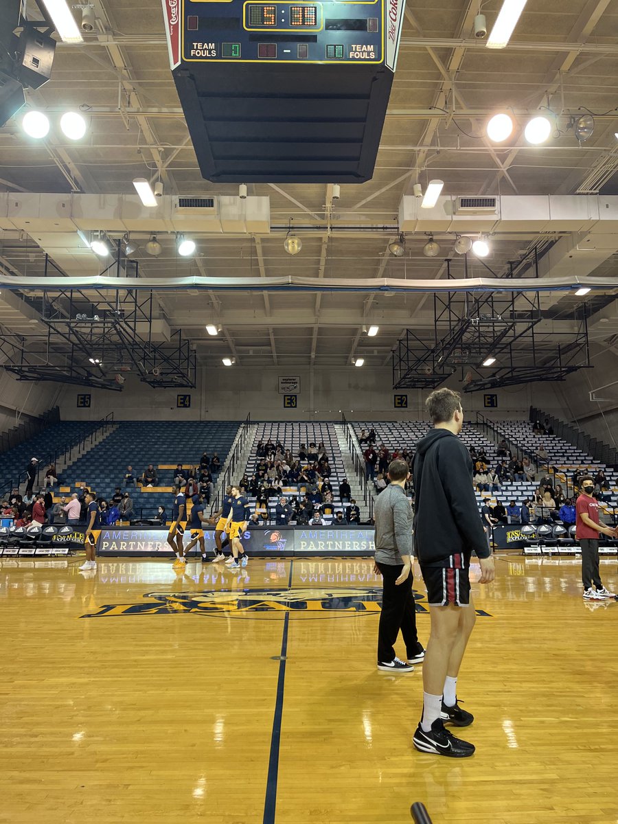 SnyderManning's tweet photo. About five minutes from tip-off here at Tom Gola Arena. City Six class between @LaSalle_MBB and @SJUHawks_MBB https://t.co/oZ873sicJd