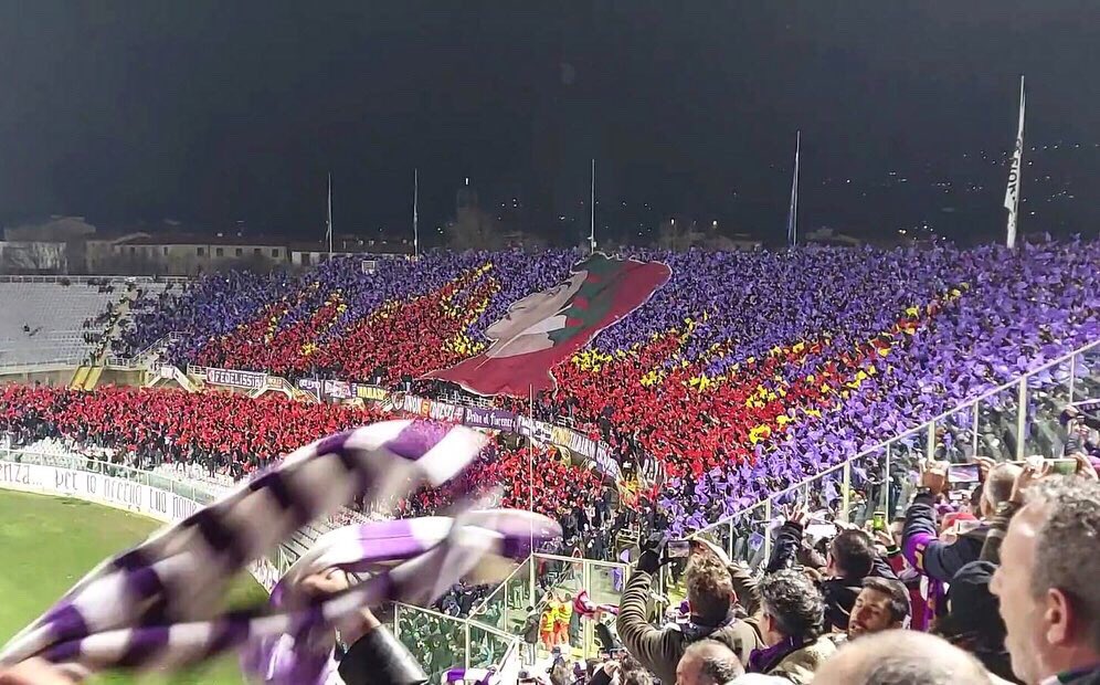 SimoneTeschioni's tweet photo. Una città che porta in alto il proprio vessillo, un cuore che batte per un unico colore, il Viola, il colore più bello che c’è!!! Anche in una notte infernale come questa l’amore per questa maglia va oltre ogni sfortuna!!! E comunque c’è sempre il ritorno!!!💜 #FiorentinaJuventus https://t.co/4vkvdbyODL