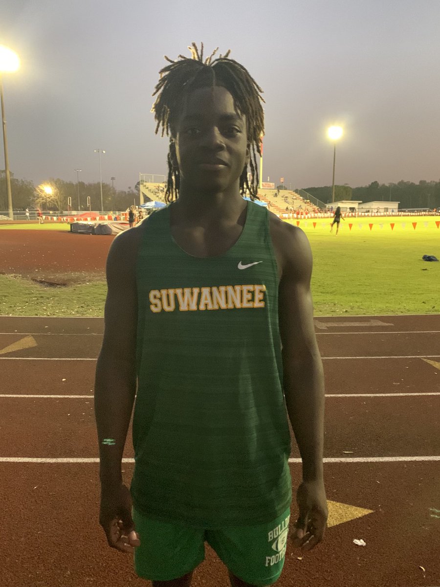 Congrats ⁦⁦<a href="/SuwanneeFB/">Suwannee Football</a>⁩ DB/RB 100 meter 1st place Fresh/Soph meet <a href="/Santa/">Santa Claus</a> Fe High!