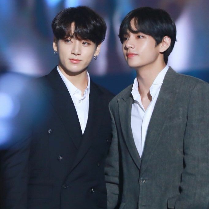 Bts jungkook 2022. Чон чонгук и тэхен. V bts 2022. Чонгук и тэхен грэмми 2019. Bts taekook.