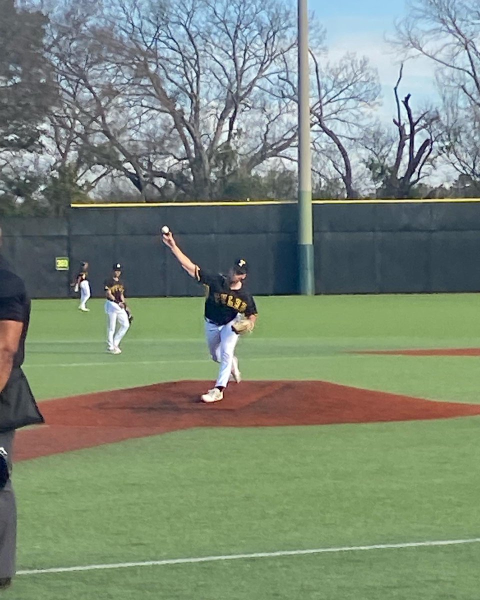 andreawilliams_'s tweet photo. I 👀 B on the bump today! 💛🖤⚾️ #ApacheBaseball https://t.co/BsZZyfTAzZ